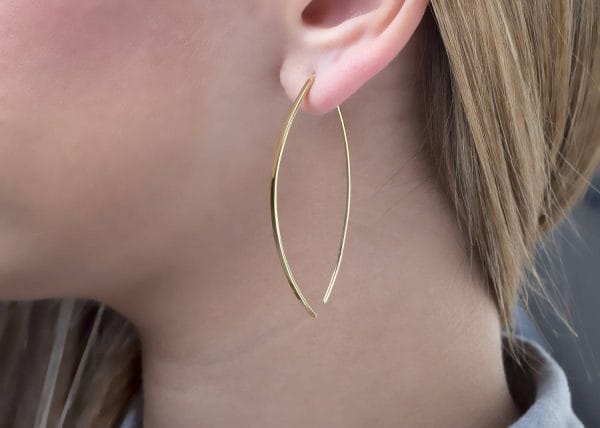 Long hoop gold earrings - Image 4