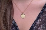 Engraved disc necklace in solid gold - Image 3