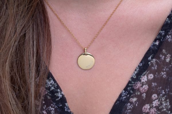 Engraved disc necklace in solid gold - Image 3
