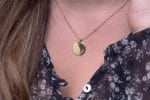 Engraved disc necklace in solid gold - Image 4