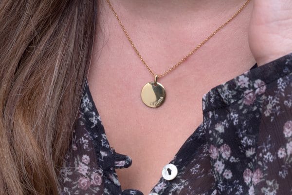 Engraved disc necklace in solid gold - Image 4