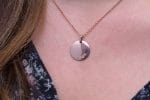 Engraved disc necklace in solid gold - Image 5