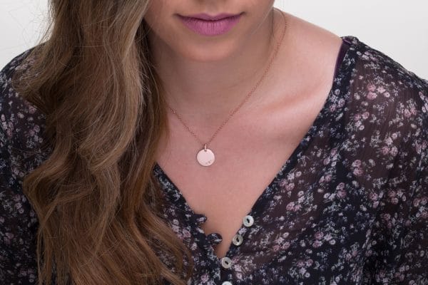 Engraved disc necklace in solid gold - Image 6