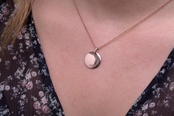 Engraved disc necklace in solid gold - Image 2