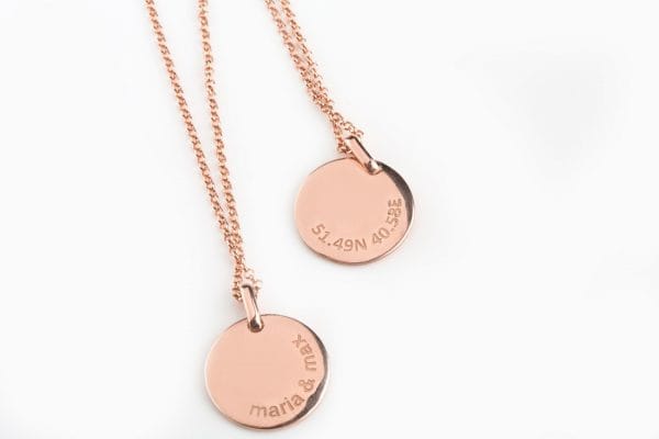 Engraved disc necklace in solid gold - Image 7