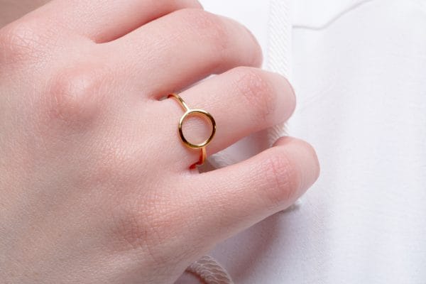 Circle minimalist ring in solid gold - Image 2