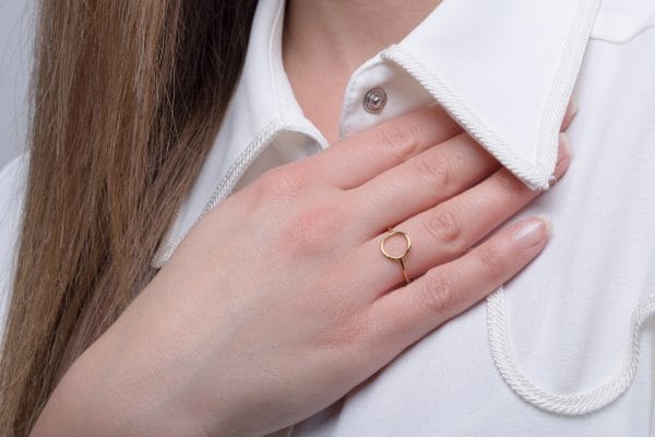 Circle minimalist ring in solid gold - Image 3