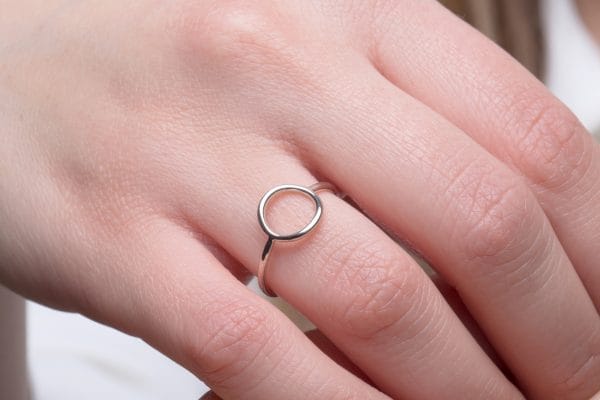 Circle minimalist ring in solid gold - Image 5