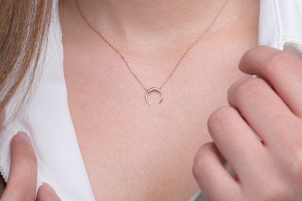 XRI_2650 Tiny plain double horn necklace 10X9mm - Image 5