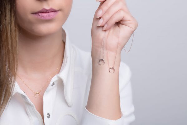 XRI_2656 Tiny plain double horn necklace 10X9mm - Image 6