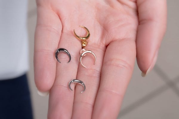 Double horn moon stud earrings - Image 10