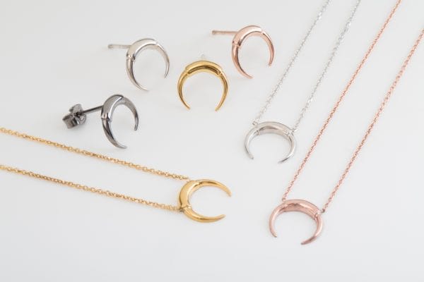 XRI_2925 Tiny plain double horn necklace 10X9mm - Image 9