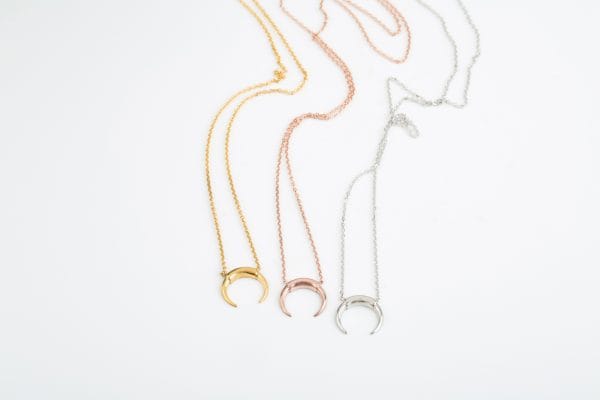 XRI_2929 Tiny plain double horn necklace 10X9mm - Image 1