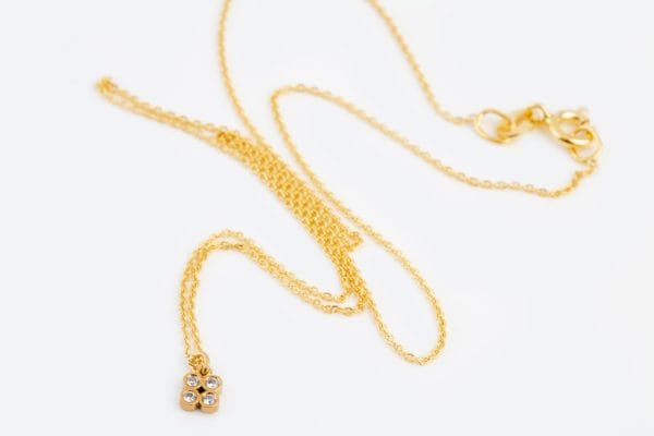 Diamond flower necklace 4 diamonds - Image 5