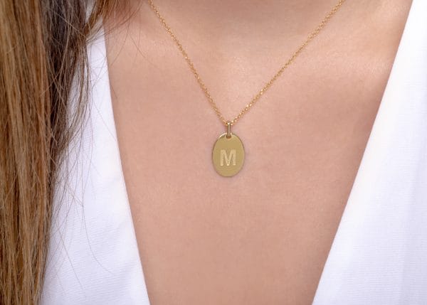 Oval initial gold disk necklace - Image 3