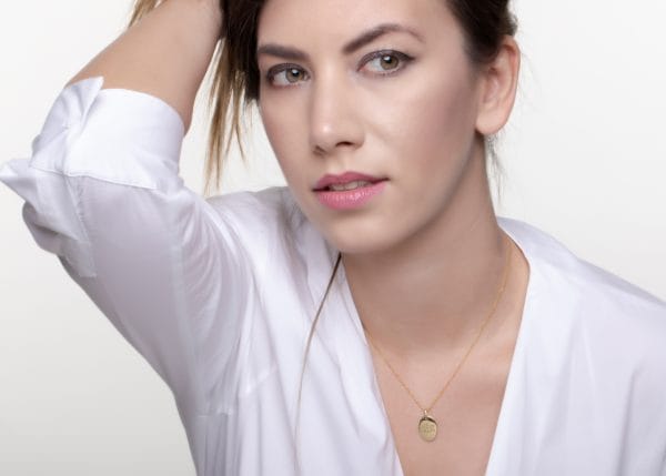 Oval initial gold disk necklace - Image 6