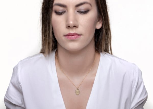 Oval initial gold disk necklace - Image 9