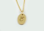 Oval initial gold disk necklace - Image 2