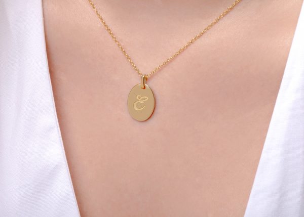 Oval initial gold disk necklace - Image 4