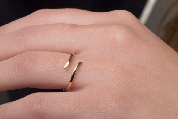 Open wire ring in solid gold - Image 4