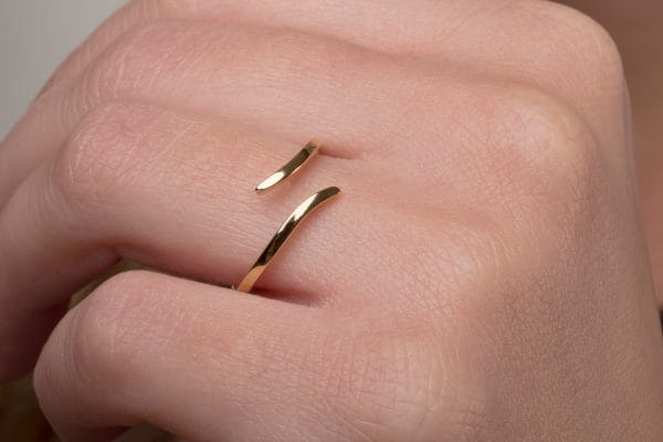 Open wire ring in solid gold - Image 2