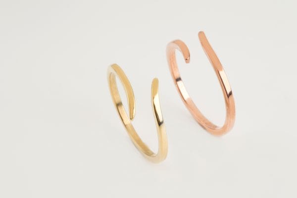 Open wire ring in solid gold - Image 1
