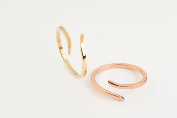 Open wire ring in solid gold - Image 7