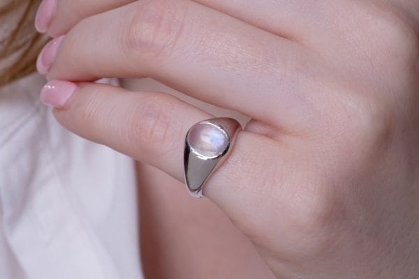 IMGL2198 Moonstone cabochon gold ring - Image 2