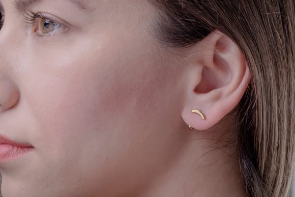 Curved bar gold earrings - Image 5