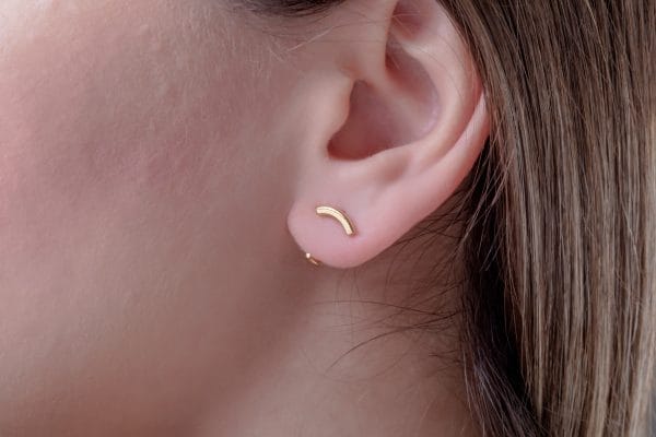 Curved bar gold earrings - Image 6