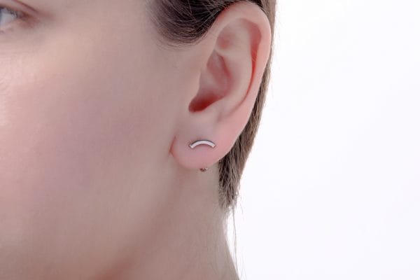 Curved bar gold earrings - Image 7