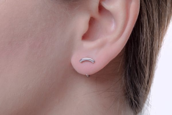 Curved bar gold earrings - Image 8