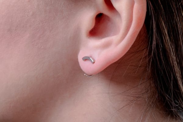 Curved bar gold earrings - Image 3