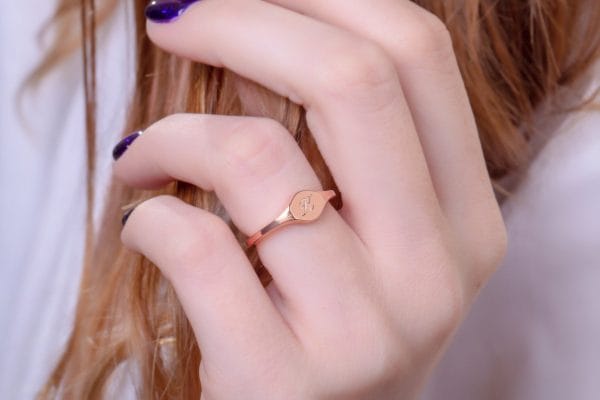 Dainty signet ring made of solid gold, RN330 - Image 4