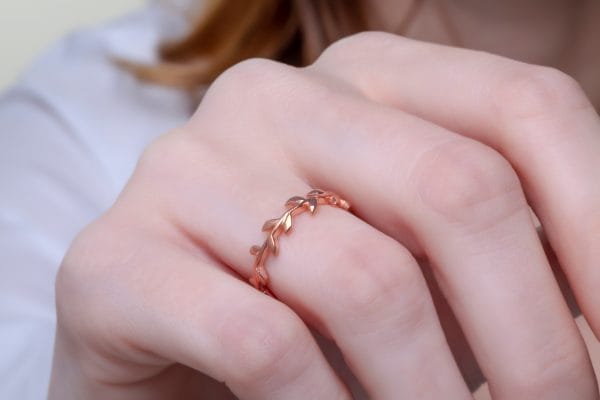 Olive tree leaves ring in solid gold - Image 1