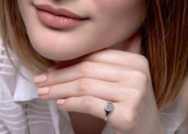 Dainty round signet ring, RN368 - Image 4