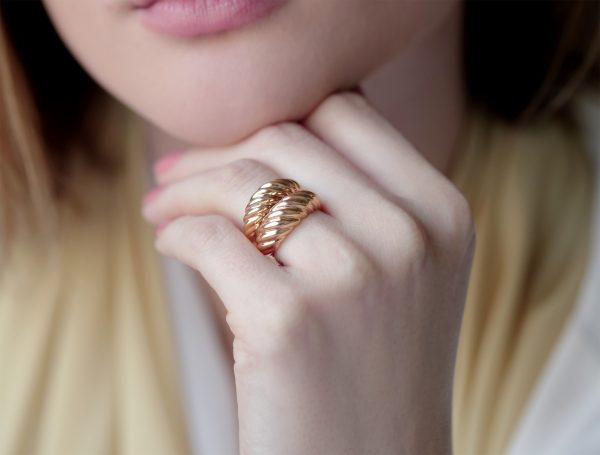 Small wave croissant ring in solid gold - Image 5