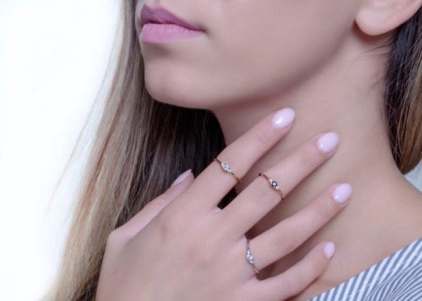 Dainty three diamond gold ring - Image 4