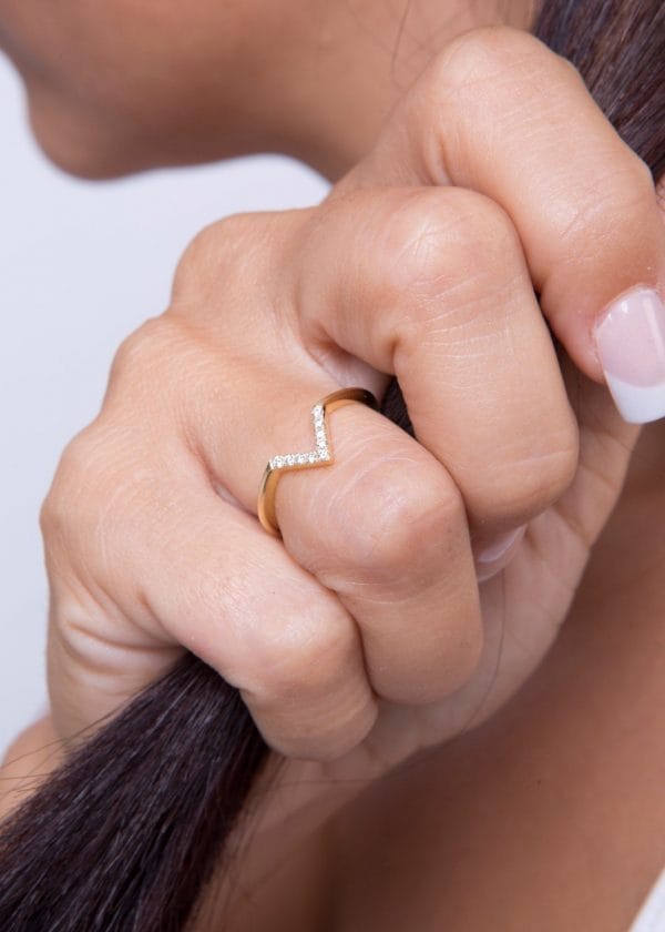 Diamond V ring in solid gold - Image 4