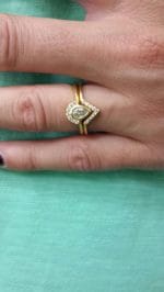 Diamond V ring in solid gold - Image 5