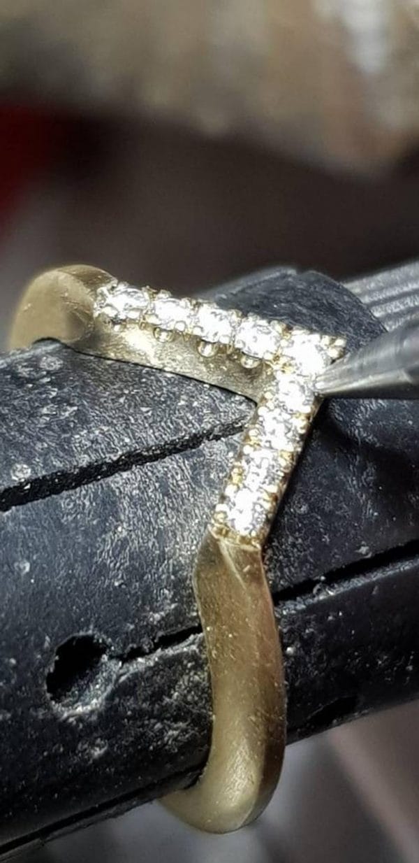 Diamond V ring in solid gold - Image 6