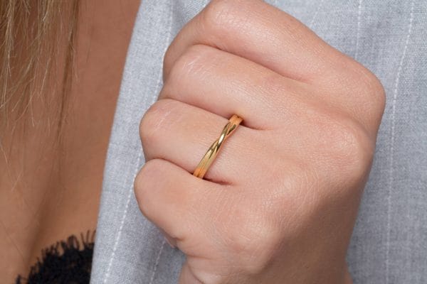 Solid gold Mobius ring 2.5mm, RN150 - Image 1