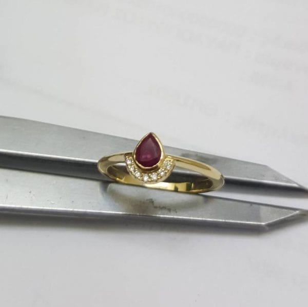 Pear cut ring with diamonds - Image 8