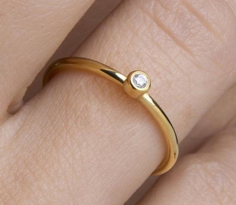 Polijsten voor de hand liggend Vertellen Round tiny diamond ring - Elegant Jewel Box | Fine Jewellery
