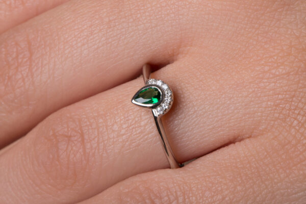 Pear cut ring with diamonds - Image 6