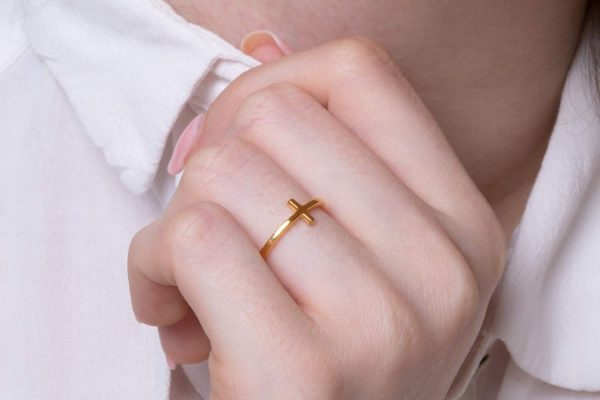 Cross ring in solid gold 1 Cross ring in solid gold - Image 1