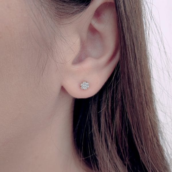 Diamond flower stud earrings - Image 4
