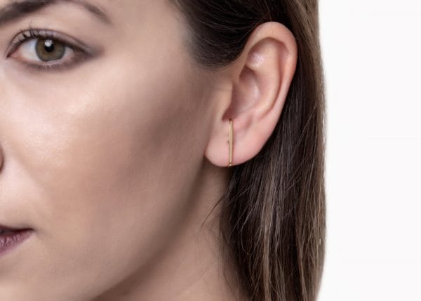 Single gold bar stud earring - Image 1