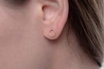 Solid gold circle stud earrings - Image 5