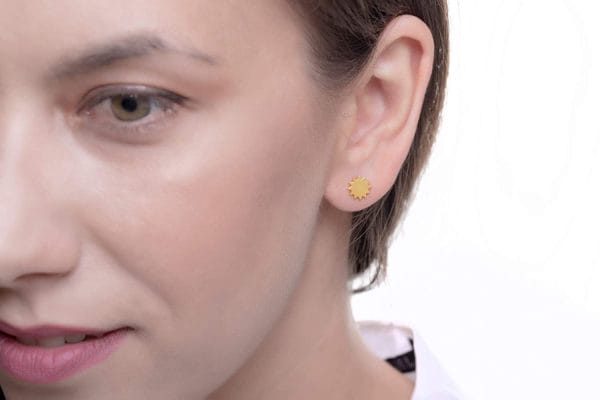 Tiny Sun studs in solid gold - Image 4